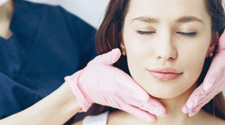 Valoración del contorno facial en consulta de medicina estética