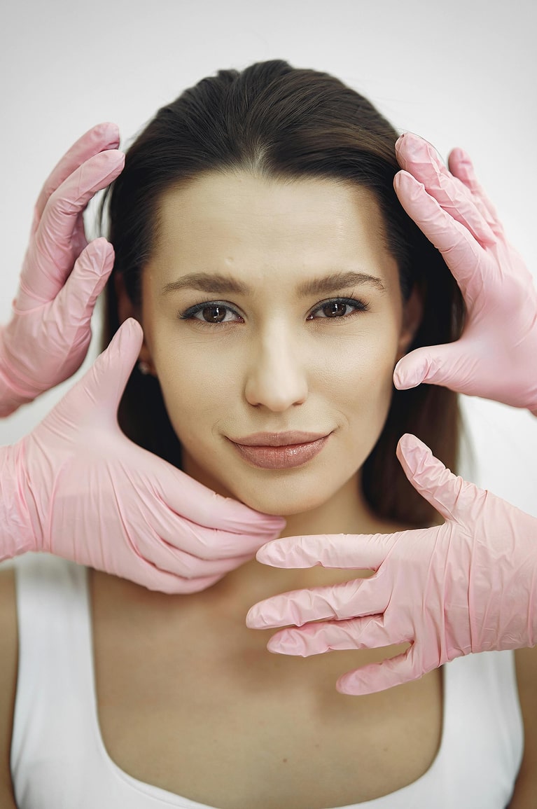 Valoración facial con guantes en consultorio