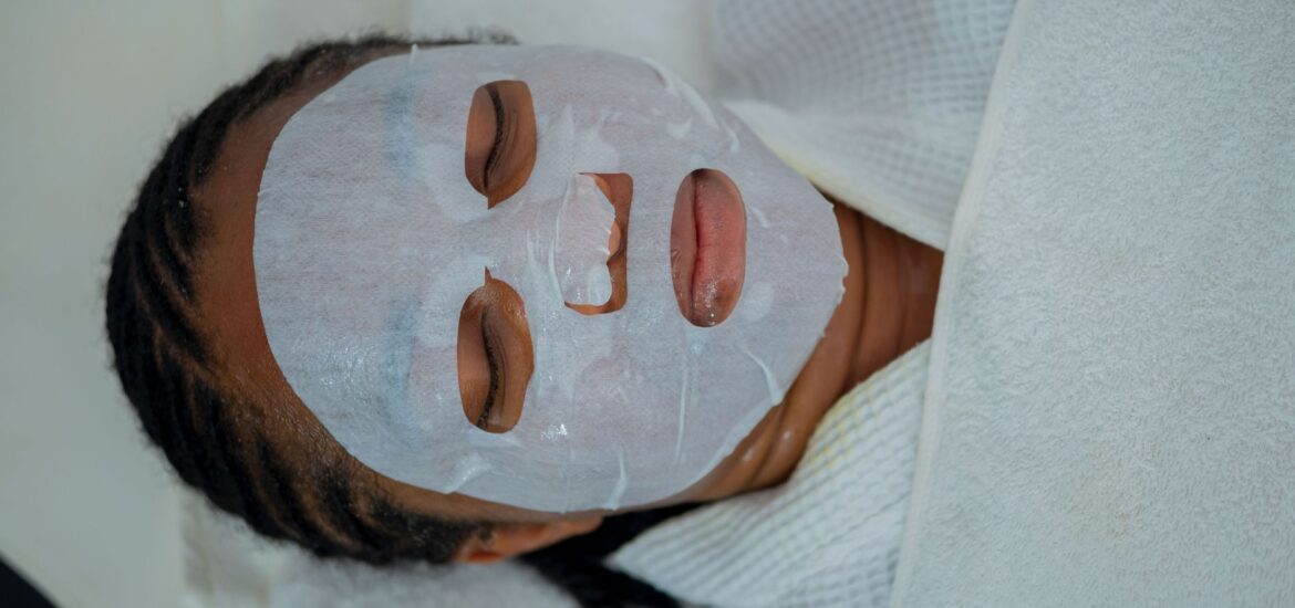 Mujer con mascarilla facial durante un tratamiento estético