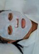 facial-1 Mujer con mascarilla facial durante un tratamiento estético
