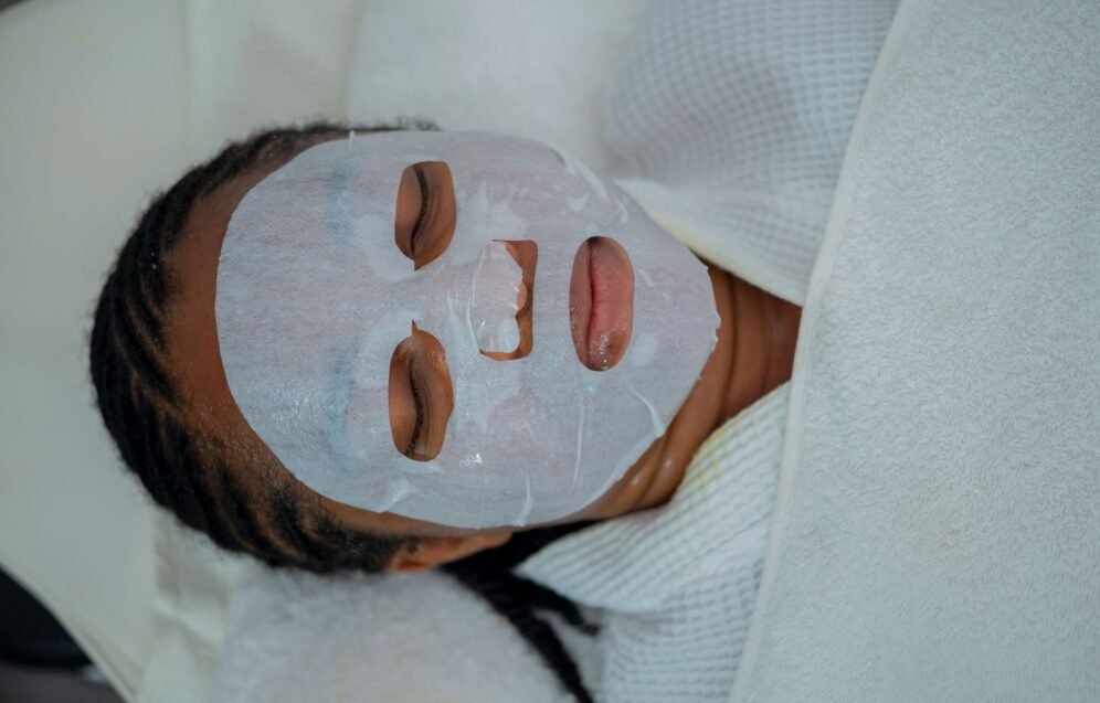 Mujer con mascarilla facial durante un tratamiento estético