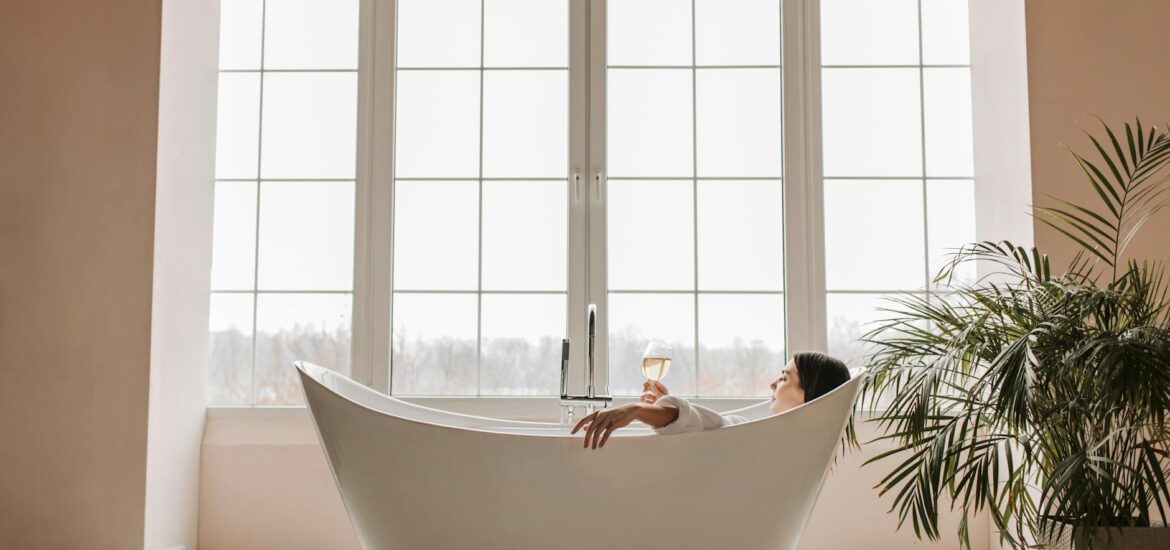 Sala iluminada con bañera, ambiente de spa