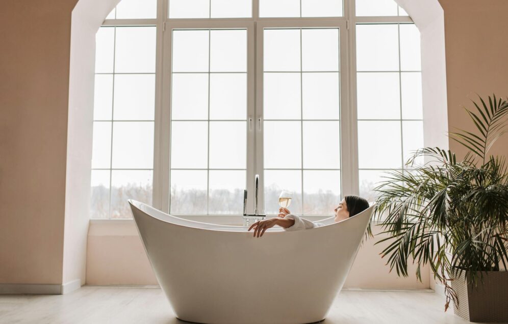 Sala iluminada con bañera, ambiente de spa