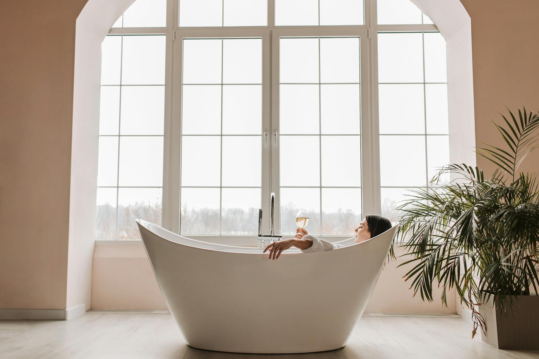 Sala iluminada con bañera, ambiente de spa