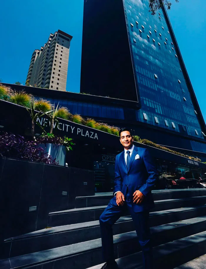 Dr. Luciano Alonso, cirujano plástico certificado, frente a New City Medical Plaza en Tijuana