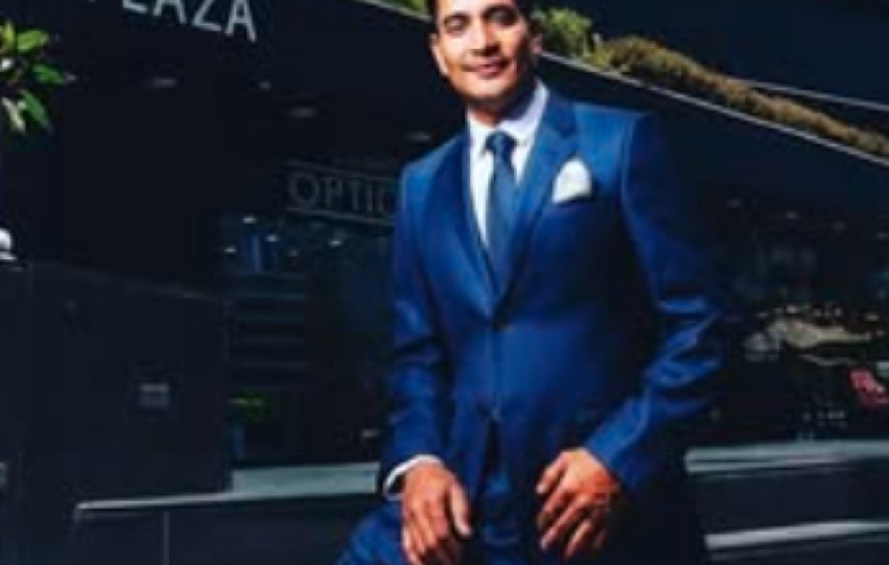 Dr. Luciano Alonso de traje azul, cirujano plástico certificado en Tijuana